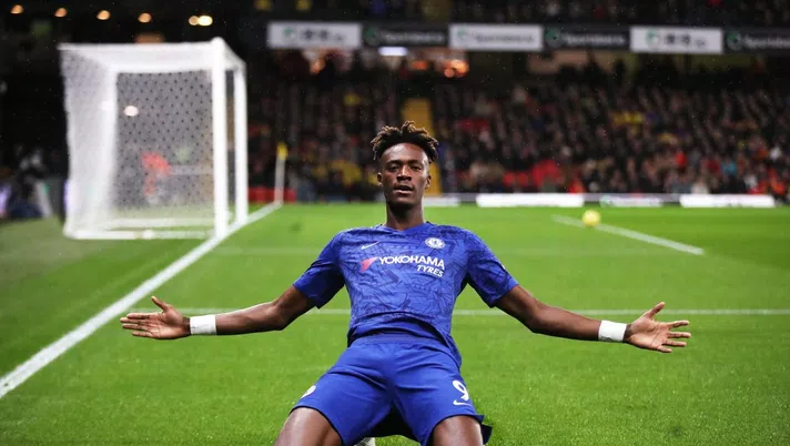 WATFORD, ENGLAND - NOVEMBER 02: Tammy Abraham of Chelsea celebrates after scoring his team's first goal during the Premier League match between Watford FC and Chelsea FC at Vicarage Road on November 02, 2019 in Watford, United Kingdom. (Photo by Christopher Lee/Getty Images)