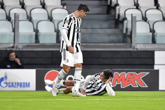 TURIN, ITALY - NOVEMBER 02: Paulo Dybala of Juventus celebrates after scoring his team's first goal with teammate Alvaro Morata during the UEFA Champions League group H match between Juventus and Zenit St. Petersburg at Juventus Stadium on November 02, 2021 in Turin, Italy. (Photo by Filippo Alfero - Juventus FC/Juventus FC via Getty Images) POST VIP – Dybala… fa commuovere Marchiso: “Ho un Le Roi nell’occhio” - immagine 1