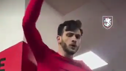 Kvaratskhelia dimentica l’infortunio: l’azzurro impazzisce nello spogliatoio