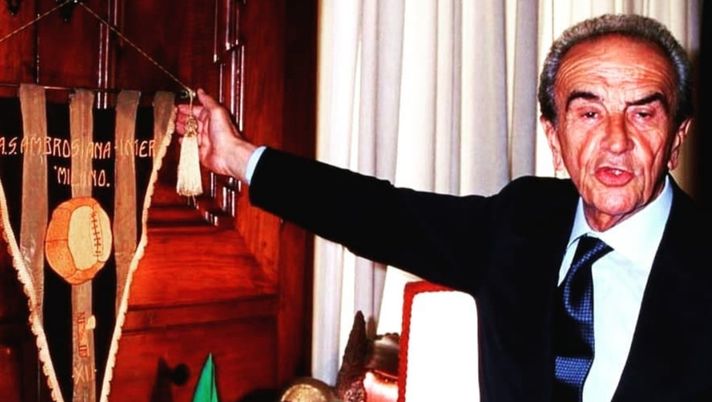 DDD Story – Il grande Dino Risi e la vendita del distintivo Inter per 50 centesimi a Peppino Prisco DDD Story – Il grande Dino Risi e la vendita del distintivo Inter per 50 centesimi a Peppino Prisco