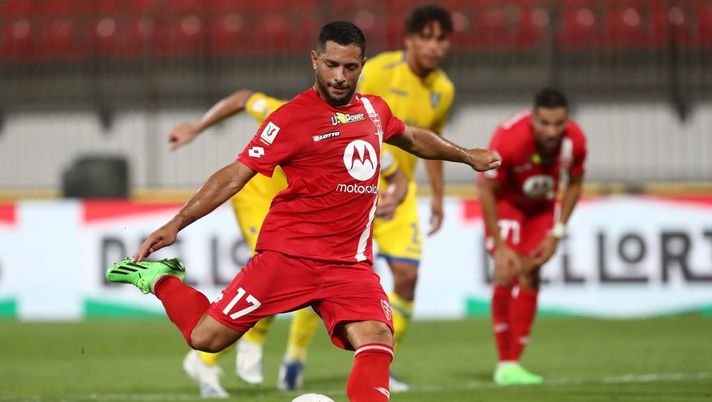 MONZA, ITALY - AUGUST 07: Gianluca Caprari of AC Monza scores his goal from the penalty spot during the Coppa Italia match between AC Monza and Frosinone Calcio at Stadio Brianteo on August 07, 2022 in Monza, Italy. (Photo by Marco Luzzani/Getty Images) Segna Caprari, torna Sensi e le indicazioni sul rigorista: tutto sulla vittoria del Monza - immagine 1