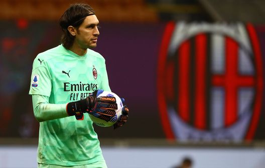 Tatarusanu con la maglia del Milan Tatarusanu con la maglia del Milan