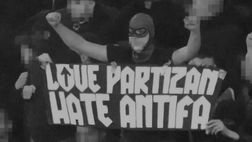 La curva del Partizan si schiera al derby di Belgrado: contro gli antifascisti
