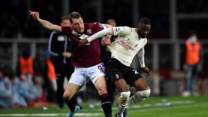 TURIN, ITALY - APRIL 10: Fikayo Tomori of AC Milan battles for possession with Andrea Belotti of Torino FC during the Serie A match between Torino FC and AC Milan at Stadio Olimpico di Torino on April 10, 2022 in Turin, Italy. (Photo by Valerio Pennicino/Getty Images)
