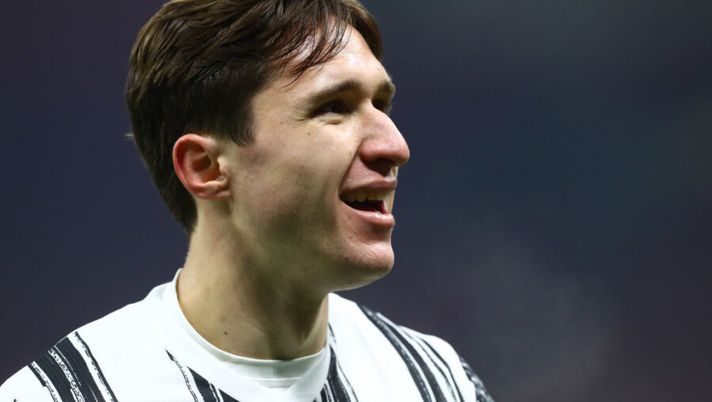 MILAN, ITALY - JANUARY 17: Federico Chiesa of Juventus FC looks on during the Serie A match between FC Internazionale and Juventus at Stadio Giuseppe Meazza on January 17, 2021 in Milan, Italy. Sporting stadiums around Italy remain under strict restrictions due to the Coronavirus Pandemic as Government social distancing laws prohibit fans inside venues resulting in games being played behind closed doors. (Photo by Marco Luzzani/Getty Images) ULTIM’ORA – Stop per Chiesa contro il Napoli: out per un nuovo problema alla caviglia - immagine 1