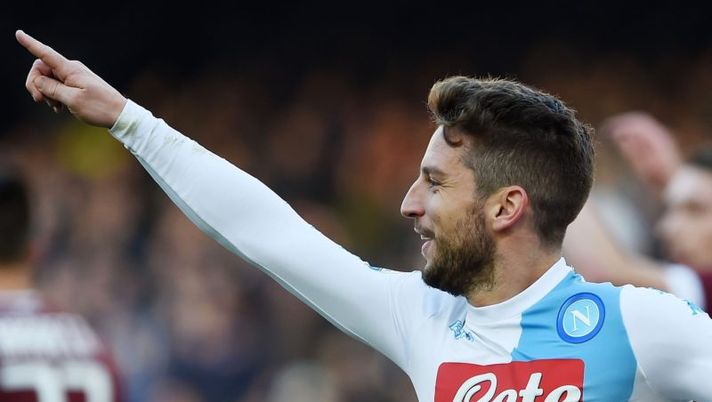 NAPLES, ITALY - DECEMBER 18: Dries Mertens of Napoli celebrates after scoring goal 1-0 during the Serie A match between SSC Napoli and FC Torino at Stadio San Paolo on December 18, 2016 in Naples, Italy. (Photo by Francesco Pecoraro/Getty Images) Napoli, Sarri ha preso una decisione per Mertens. E per Milik risale la prudenza - immagine 1