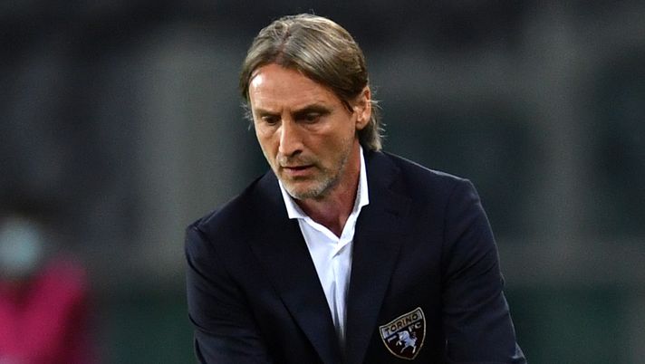 TURIN, ITALY - MAY 12: Davide Nicola, Head Coach of Torino FC attempts to catch the match ball during the Serie A match between Torino FC and AC Milan at Stadio Olimpico di Torino on May 12, 2021 in Turin, Italy. Sporting stadiums around Italy remain under strict restrictions due to the Coronavirus Pandemic as Government social distancing laws prohibit fans inside venues resulting in games being played behind closed doors. (Photo by Valerio Pennicino/Getty Images) TURIN, ITALY - MAY 12: Davide Nicola, Head Coach of Torino FC attempts to catch the match ball during the Serie A match between Torino FC and AC Milan at Stadio Olimpico di Torino on May 12, 2021 in Turin, Italy. Sporting stadiums around Italy remain under strict restrictions due to the Coronavirus Pandemic as Government social distancing laws prohibit fans inside venues resulting in games being played behind closed doors. (Photo by Valerio Pennicino/Getty Images)