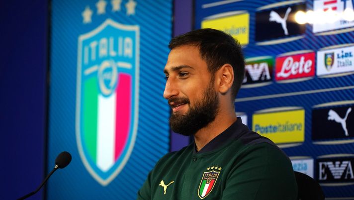 COMO, ITALY - OCTOBER 04: Gianluigi Donnarumma of Italy speaks with the media during a press conference at Appiano Gentile on October 04, 2021 in Como, Italy. (Photo by Claudio Villa/Getty Images) TACKLE DURO – Il derby dei media su Donnarumma fischiato a San Siro - immagine 1