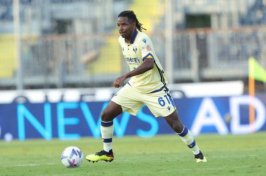 EMPOLI, ITALY - AUGUST 31: Adrien Fidele Tameze Aoutsa of Hellas Verona in action during the Serie A match between Empoli FC and Hellas Verona at Stadio Carlo Castellani on August 31, 2022 in Empoli, Italy. (Photo by Gabriele Maltinti/Getty Images) La Fiorentina frena per Sabiri, ma intanto sale Tameze per il centrocampo- immagine 2