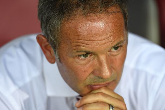 TURIN, ITALY - AUGUST 28: FC Torino head coach Sinisa Mihajlovic looks on during the Serie A match between FC Torino and Bologna FC at Stadio Olimpico di Torino on August 28, 2016 in Turin, Italy. (Photo by Valerio Pennicino/Getty Images) TURIN, ITALY - AUGUST 28: FC Torino head coach Sinisa Mihajlovic looks on during the Serie A match between FC Torino and Bologna FC at Stadio Olimpico di Torino on August 28, 2016 in Turin, Italy. (Photo by Valerio Pennicino/Getty Images)