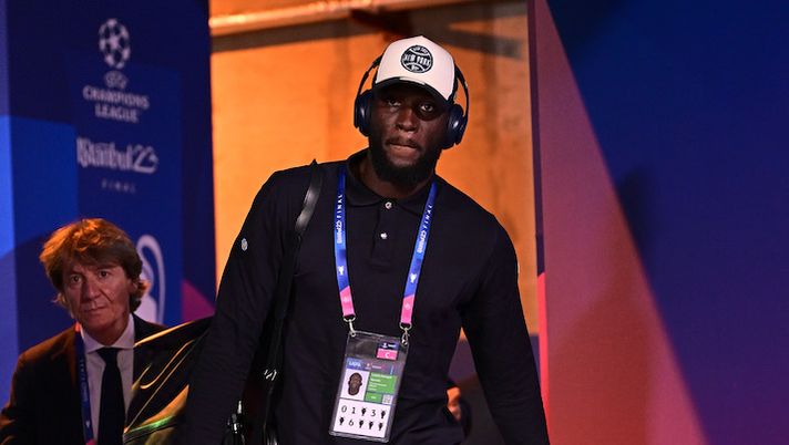 ISTANBUL, TURKEY - JUNE 10: Romelu Lukaku of FC Internazionale arrives at the stadium prior to the UEFA Champions League 2022/23 final match between FC Internazionale and Manchester City FC at Ataturk Olympic Stadium on June 10, 2023 in Istanbul, Turkey. (Photo by Mattia Ozbot - Inter/Inter via Getty Images) Sky: “Juve, Lukaku a fuoco lento: a che cifra si può chiudere lo scambio con Vlahovic” - immagine 1