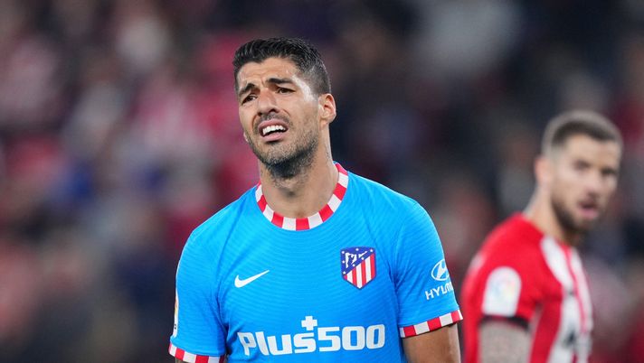 BILBAO, SPAIN - APRIL 30: Luis Suarez of Atletico Madrid reacts during the LaLiga Santander match between Athletic Club and Club Atletico de Madrid at San Mames Stadium on April 30, 2022 in Bilbao, Spain. (Photo by Juan Manuel Serrano Arce/Getty Images) Suarez, niente Italia: Premier e Liga tra i suoi desideri - immagine 1