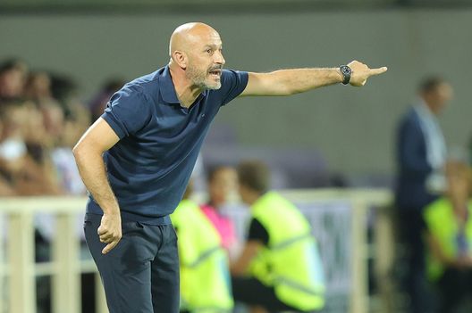 FLORENCE, ITALY - AUGUST 28: Vincenzo Italiano manager of ACF Fiorentina gestures during the Serie A match between ACF Fiorentina and SSC Napoli at Stadio Artemio Franchi on August 28, 2022 in Florence, Italy. (Photo by Gabriele Maltinti/Getty Images) Italiano