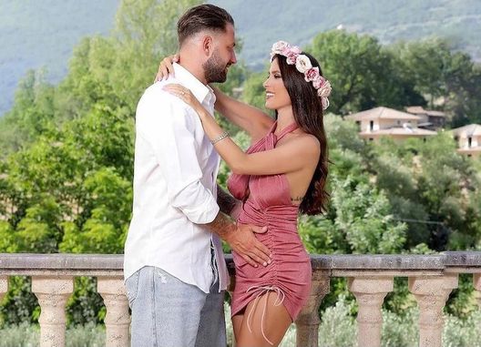 Lady Kragl: “Mio marito che bomber, incinta al primo tentativo. Non voglio copiare Belen per…” Lady Kragl: “Mio marito che bomber, incinta al primo tentativo. Non voglio copiare Belen per…”