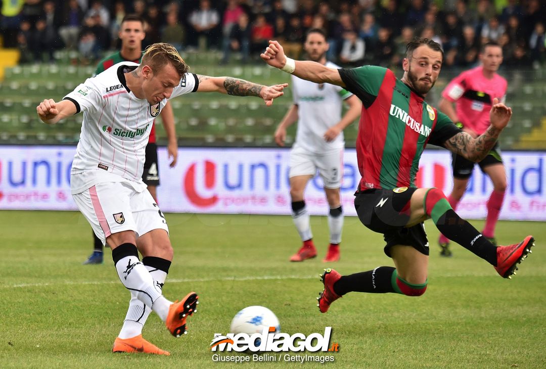  TERNI, ITALY - MAY 05:  Antonino La Gumina of US Città di Palermo scores goal 0-2 during the serie B match between Ternana Calcio and US Citta di Palermo at Stadio Libero Liberati on May 5, 2018 in Terni, Italy.  (Photo by Giuseppe Bellini/Getty Images) 