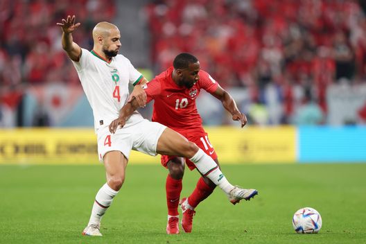 DOHA, QATAR - DECEMBER 01: Junior Hoilett of Canada battles for possession with Sofyan Amrabat of Morocco during the FIFA World Cup Qatar 2022 Group F match between Canada and Morocco at Al Thumama Stadium on December 01, 2022 in Doha, Qatar. (Photo by Clive Brunskill/Getty Images) «Marca» avverte: “Spagna, attenta ad Amrabat. Il leone con tre polmoni”- immagine 2
