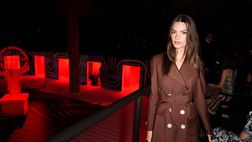 Emily, lo shooting lascia poco all’immaginazione. La Ratajkowski sfoggia il suo fisico in costume