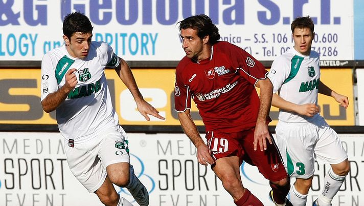 REGGIO CALABRIA, ITALY - JANUARY 08: Giacomo Tedesco (R) of Reggina competes for the ball with Francesco Magnanelli of Sassuolo during the Serie B match between Reggina and Sassuolo at Stadio Oreste Granillo on January 8, 2011 in Reggio Calabria, Italy. (Photo by Maurizio Lagana/Getty Images) REGGIO CALABRIA, ITALY - JANUARY 08: Giacomo Tedesco (R) of Reggina competes for the ball with Francesco Magnanelli of Sassuolo during the Serie B match between Reggina and Sassuolo at Stadio Oreste Granillo on January 8, 2011 in Reggio Calabria, Italy. (Photo by Maurizio Lagana/Getty Images)