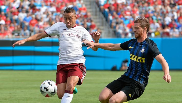 CHARLOTTE, NC - JULY 30: Ansaldi #15 of FC Internazionale challenges Nicholas Feldgam #15 of FC Bayern Munich for the ball during an International Champions Cup match at Bank of America Stadium on July 30, 2016 in Charlotte, North Carolina. (Photo by Grant Halverson/Getty Images) Inter, Ansaldi salta la Juve. Al suo posto… - immagine 1
