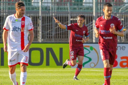  Enrico Baldini esulta dopo la tripletta con il Monza 