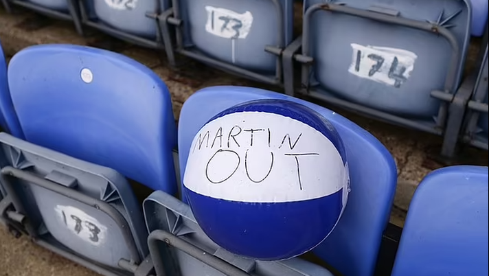 Rischio fallimento per il Southend: in campo palloni da spiaggia per il presidente: “Paga il tuo staff” Rischio fallimento per il Southend: in campo palloni da spiaggia per il presidente: “Paga il tuo staff” - immagine 1