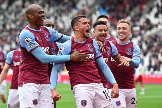 LONDON, ENGLAND - MAY 23: Pablo Fornals of West Ham United celebrates with teammates Angelo Ogbonna, Jesse Lingard and Jarrod Bowen after scoring their team's first goal during the Premier League match between West Ham United and Southampton at London Stadium on May 23, 2021 in London, England. A limited number of fans will be allowed into Premier League stadiums as Coronavirus restrictions begin to ease in the UK. (Photo by Justin Tallis - Pool/Getty Images) LONDON, ENGLAND - MAY 23: Pablo Fornals of West Ham United celebrates with teammates Angelo Ogbonna, Jesse Lingard and Jarrod Bowen after scoring their team's first goal during the Premier League match between West Ham United and Southampton at London Stadium on May 23, 2021 in London, England. A limited number of fans will be allowed into Premier League stadiums as Coronavirus restrictions begin to ease in the UK. (Photo by Justin Tallis - Pool/Getty Images)