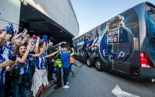 PORTO, PORTUGAL - MAY 06: FC Porto fans shows their support as the team bus arrives prior to the Primeira Liga match between FC Porto and Feirense at Estadio do Dragao on May 6, 2018 in Porto, Portugal. (Photo by Octavio Passos/Getty Images) PORTO, PORTUGAL - MAY 06: FC Porto fans shows their support as the team bus arrives prior to the Primeira Liga match between FC Porto and Feirense at Estadio do Dragao on May 6, 2018 in Porto, Portugal. (Photo by Octavio Passos/Getty Images)
