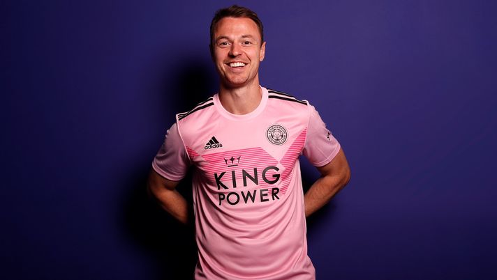 FOTO Premier League, il Leicester e la maglia dai colori speciali: il club inglese veste rosanero