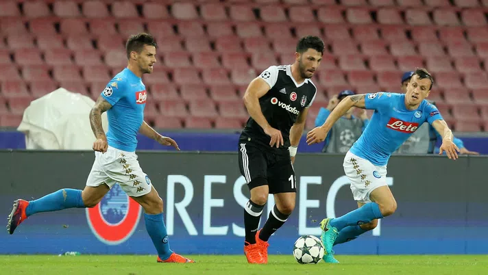 NAPLES, ITALY - OCTOBER 19:  Vlad Chiriches (R) of Napoli competes for the ball with Tolgay Arslan of Besiktas during the UEFA Champions League match between SSC Napoli and Besiktas JK at Stadio San Paolo on October 19, 2016 in Naples, .  (Photo by Maurizio Lagana/Getty Images)