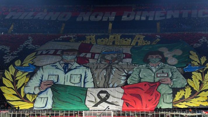 Anche gli interisti applaudono alla coreografia rossonera del derby di Milano Anche gli interisti applaudono alla coreografia rossonera del derby di Milano - immagine 1