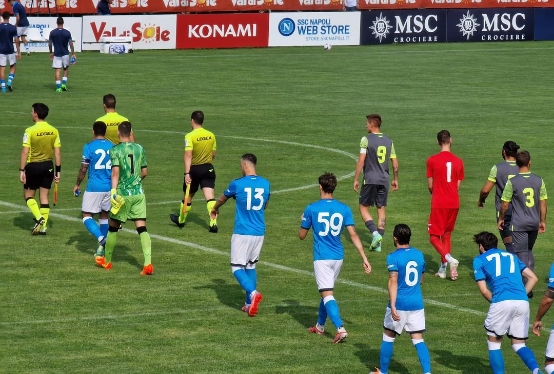 FOTO Napoli-Anaune, ci siamo: l’ingresso in campo dei calciatori- immagine 1