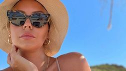 Costanza Caracciolo, selfie di fine mese: bikini direttamente dalla spiaggia