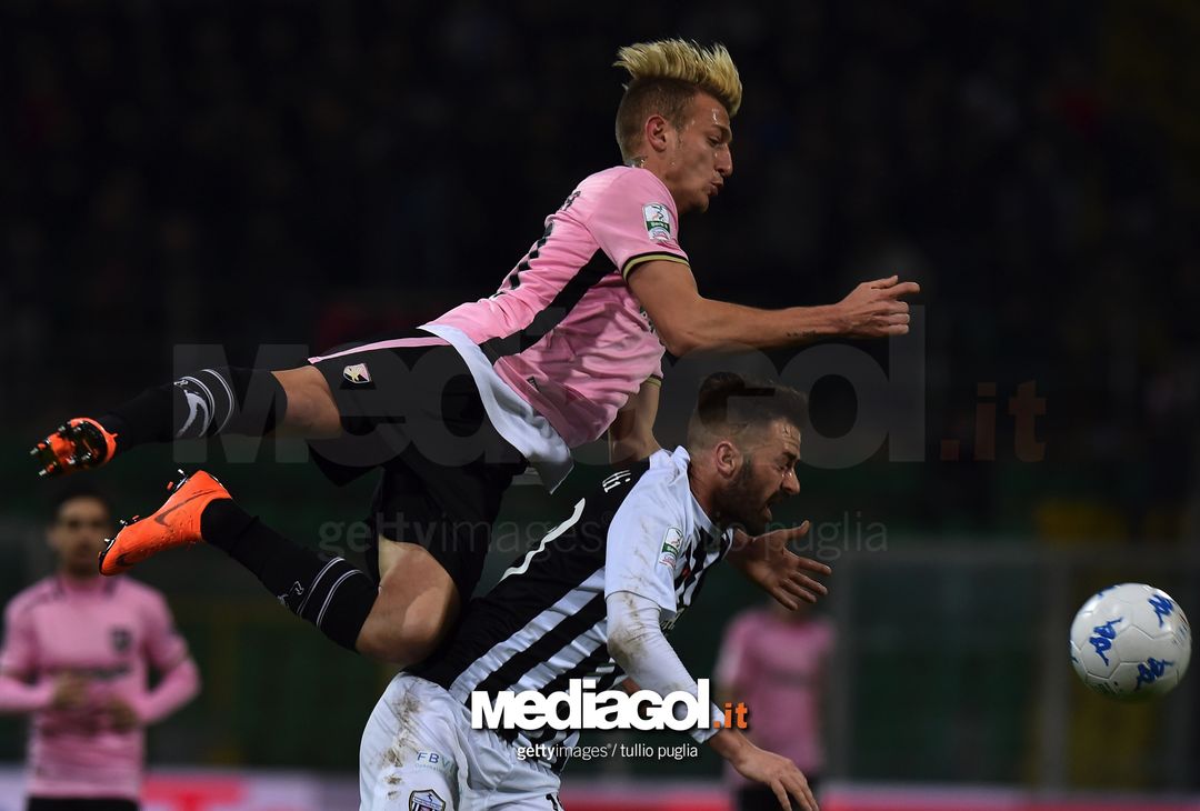  PALERMO, ITALY - FEBRUARY 27: Antonino La Gumina (L) of Palermo and Guillaime Gigliotti of Ascoli compete for the ball during the Serie B match between US Citta di Palermo and Ascoli Picchio on February 27, 2018 in Palermo, Italy.  (Photo by Tullio M. Puglia/Getty Images)  