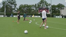 Crossbar Challenge: la sfida tra Allegri, Vlahovic e McKennie | VIDEO