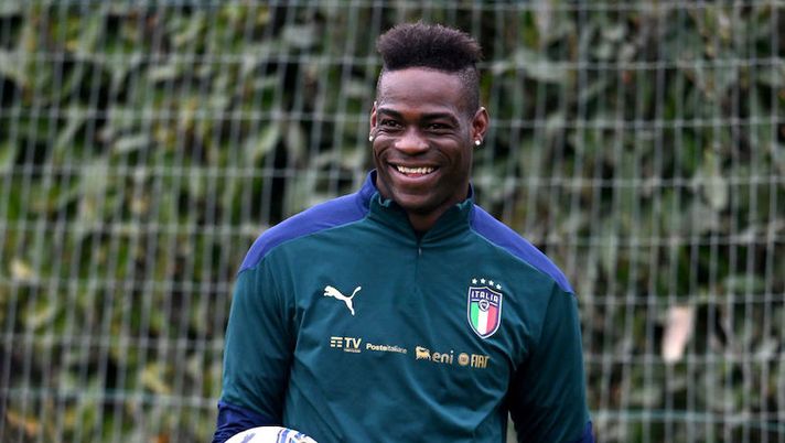 FLORENCE, ITALY - JANUARY 27: Mario Balotelli of Italy in action during a Italy training session at Centro Tecnico Federale di Coverciano on January 27, 2022 in Florence, Italy. (Photo by Claudio Villa/Getty Images) Berlusconi: “Ho chiesto a Balotelli se vuole tornare al Monza e mi ha risposto così” - immagine 1