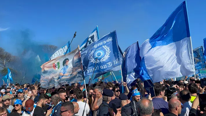 Il Napoli è tornato in città, Spalletti e staff a Castel Volturno: migliaia di tifosi in festa - immagine 1