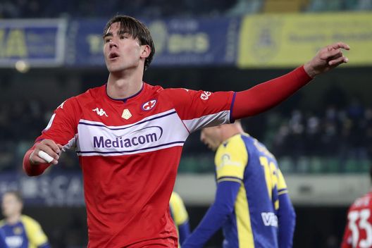 VERONA, ITALY - DECEMBER 22: Dusan Vlahovic of ACF Fiorentina gestures during the Serie A match between Hellas Verona and ACF Fiorentina at Stadio Marcantonio Bentegodi on December 22, 2021 in Verona, Italy. (Photo by Giuseppe Cottini/Getty Images) VERONA, ITALY - DECEMBER 22: Dusan Vlahovic of ACF Fiorentina gestures during the Serie A match between Hellas Verona and ACF Fiorentina at Stadio Marcantonio Bentegodi on December 22, 2021 in Verona, Italy. (Photo by Giuseppe Cottini/Getty Images)