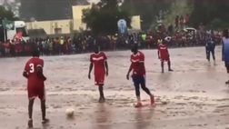 Mané scende in campo con la sua gente: partita tra fango e pioggia in Senegal