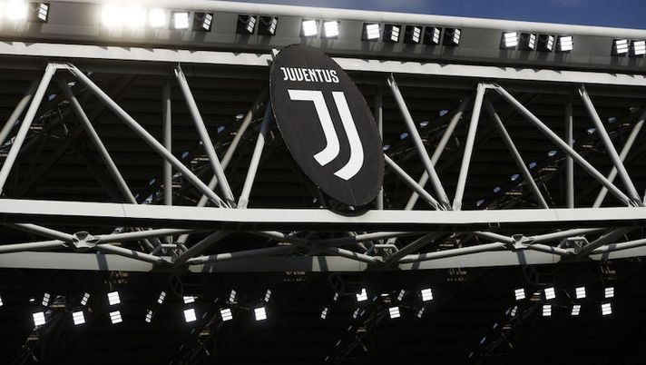 The picture shows the new logo of Juventus before the Italian Serie A football match Juventus Vs Cagliari on August 19, 2017 at the 'Allianz Stadium' in Turin. / AFP PHOTO / Marco BERTORELLO (Photo credit should read MARCO BERTORELLO/AFP via Getty Images) Juve, i dirigenti intercettati: “La Consob la supercazzoliamo. Come Calciopoli, ma creata da noi” - immagine 1