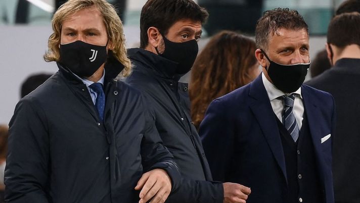 (From L) Juventus FC vice president Pavel Nedved, Juventus FC President Andrea Agnelli and Juventus Sports Coordinator Federico Cherubini attend during the Italian Serie A football match Juventus vs Parma on April 21, 2021 at the Juventus stadium in Turin. (Photo by Marco BERTORELLO / AFP) (Photo by MARCO BERTORELLO/AFP via Getty Images) Juve, la Gazzetta: “Si seguirà la linea di questi due acquisti: altri in arrivo come loro” - immagine 1