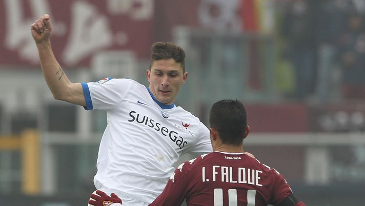 TURIN, ITALY - JANUARY 29:  Mattia Caldara of Atalanta BC is challenged by Iago Falque Silva of Torino FC during the Serie A match betweenFC Torino and Atalanta BC at Stadio Olimpico di Torino on January 29, 2017 in Turin, Italy.  (Photo by Marco Luzzani/Getty Images) 