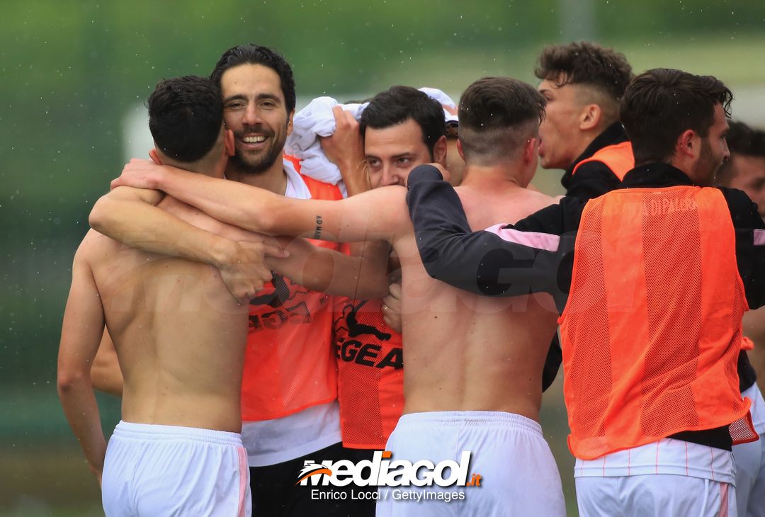  CAGLIARI, ITALY - MAY 05: Players of Palermo and the coach Giuseppe Scurto celebrate promotion in Primavera 1 during the Primavera 1 match between Cagliari Calcio U19 and US Citta di Palermo U19 at Stadio Renato Raccis on May 5, 2018 (Photo by Enrico Locci/Getty Images) 