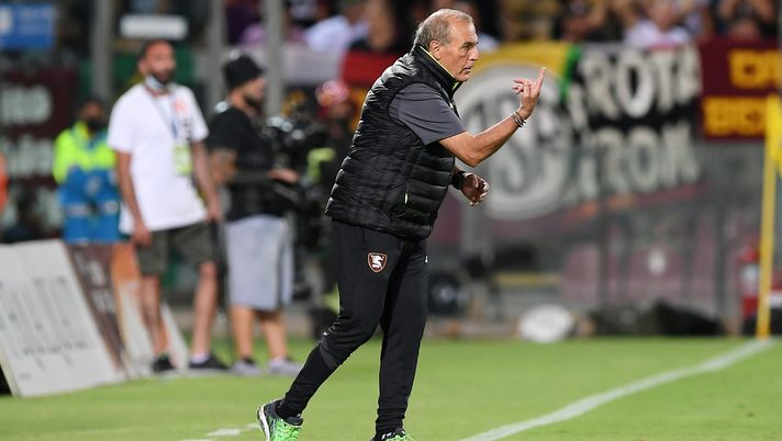 SALERNO, ITALY - AUGUST 29: Fabrizio Castori US Salernitana coach gestures during the Serie A match between US Salernitana and AS Roma at Stadio Arechi on August 29, 2021 in Salerno, Italy. (Photo by Francesco Pecoraro/Getty Images)