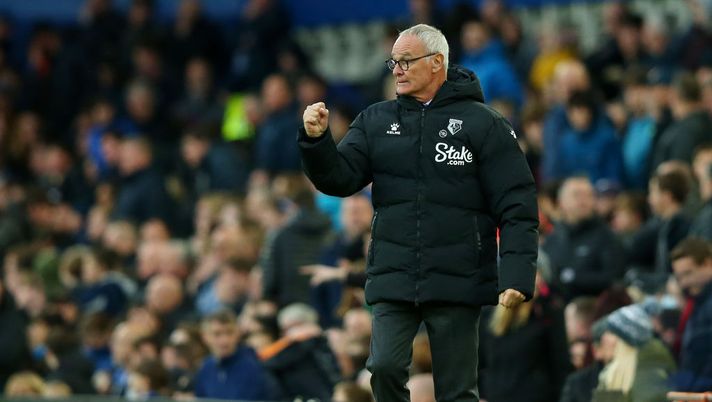 LIVERPOOL, ENGLAND - OCTOBER 23: Claudio Ranieri, Manager of Watford FC celebrates after their side's third goal scored by Joshua King (Not pictured) during the Premier League match between Everton and Watford at Goodison Park on October 23, 2021 in Liverpool, England. (Photo by Alex Livesey/Getty Images) Watford, con il Norwich… si spegne la luce: Ranieri in zona retrocessione, ma non molla - immagine 1