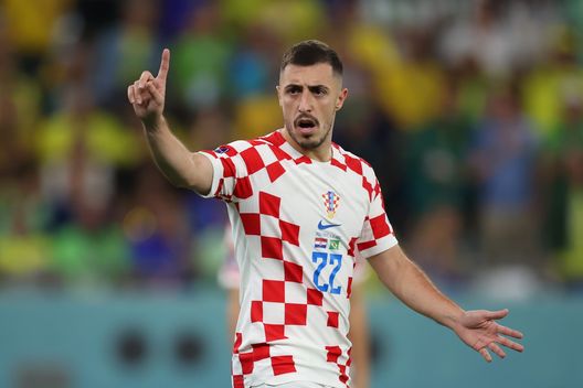 AL RAYYAN, QATAR - DECEMBER 09: Josip Juranovic of Croatia reacts during the FIFA World Cup Qatar 2022 quarter final match between Croatia and Brazil at Education City Stadium on December 09, 2022 in Al Rayyan, Qatar. (Photo by Alex Grimm/Getty Images) Calciomercato, cercasi esterno per il Toro: il nome nuovo è Oosterwolde- immagine 2