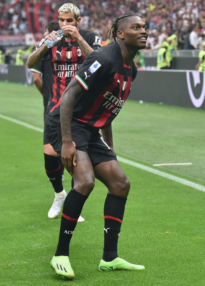 (Photo by Giuseppe Bellini/Getty Images) Derby e record, Leao protagonista in 17 azioni gol su 33: Dzeko torna a segnare dopo 12 turni- immagine 2
