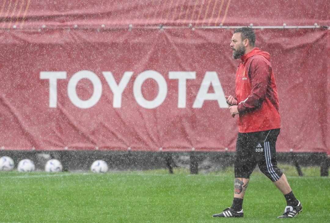 Roma, la ripresa degli allenamenti sotto la pioggia a Trigoria – FOTOGALLERY - immagine 15
