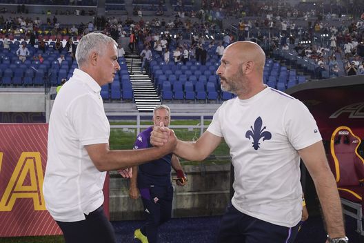 ROME, ITALY - AUGUST 22: AS Roma coach Josè Mourinho ( L) and ACF Fiorentina coach Vincenzo Italiano before the Serie A match between AS Roma and ACF Fiorentina at Stadio Olimpico on August 22, 2021 in Rome, Italy. (Photo by Luciano Rossi/AS Roma via Getty Images)