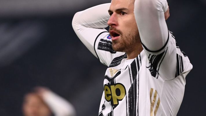 Juventus' Welsh midfielder Aaron Ramsey reacts after missing a goal opportunity during the Italian Serie A football match Juventus vs Udinese on January 3, 2021 at the Juventus stadium in Turin. (Photo by Marco BERTORELLO / AFP) (Photo by MARCO BERTORELLO/AFP via Getty Images) I voti ufficiali al fantacalcio: le scelte per Ramsey e Rabiot! Cuadrado super, bocciato Soriano - immagine 1
