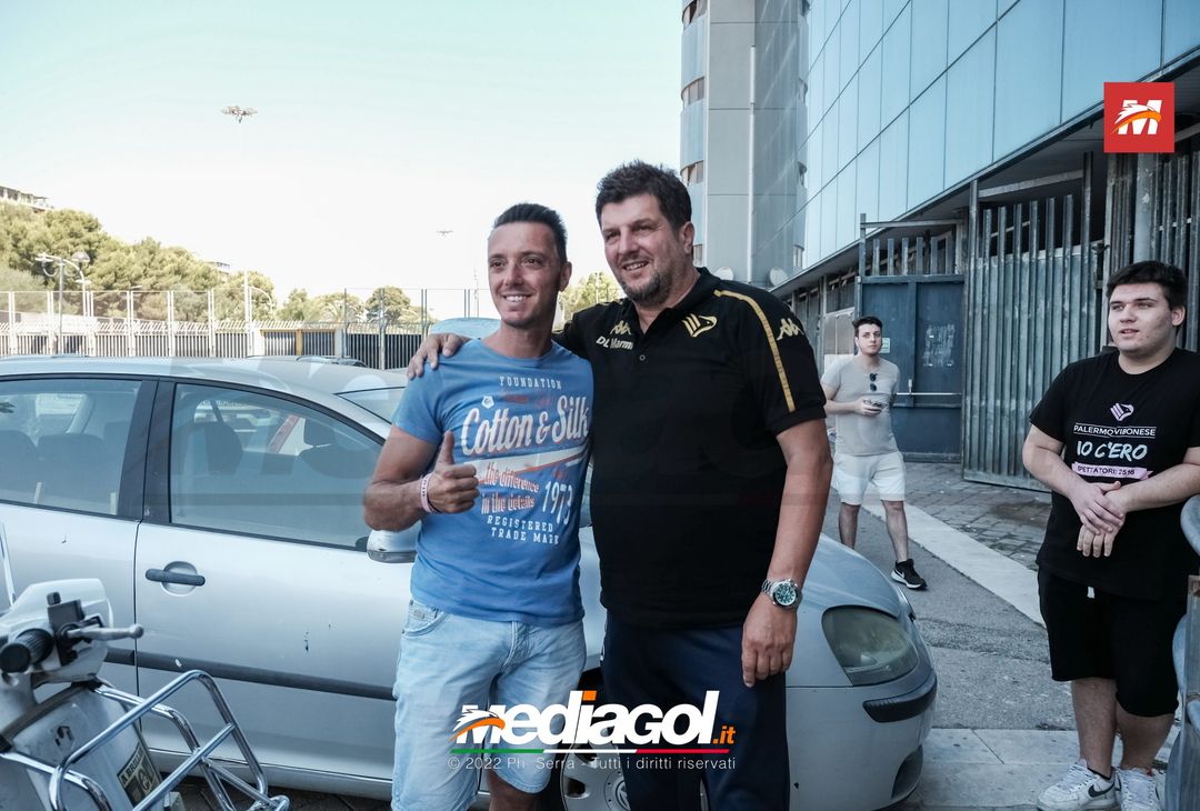 FOTO RITIRO PALERMO, Mister Baldini scatta selfie con i tifosi (Gallery) - immagine 11